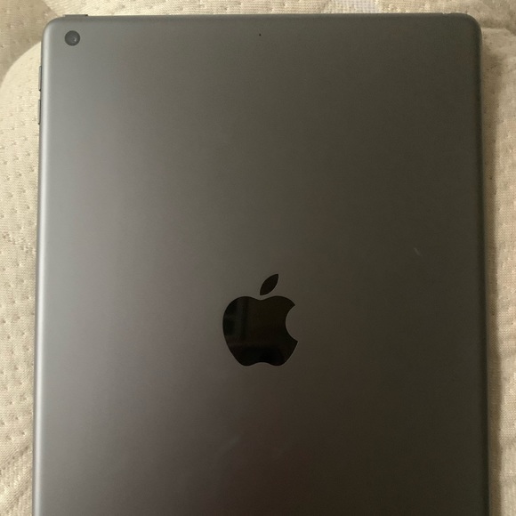 IPad (7th Gen) - Picture 1 of 2
